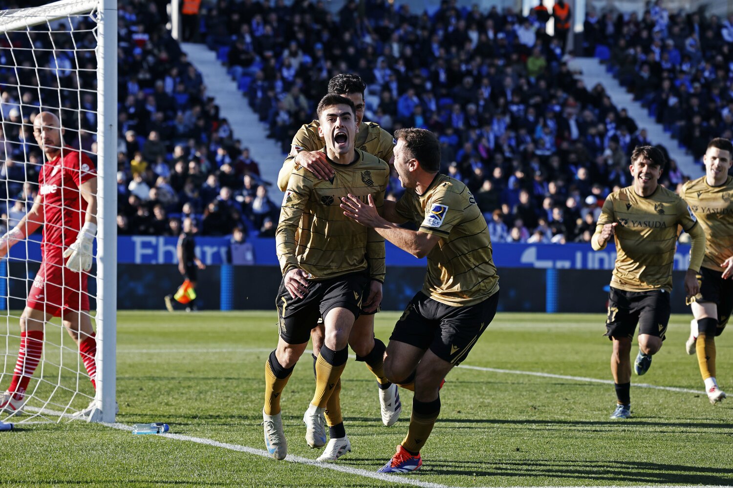 アウェイながら集まったソシエダサポータに向かい吠えたバレネチェア