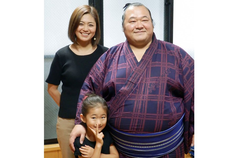2年ぶりの関取復帰――。豊ノ島の妻と娘が支えた土俵際。＜Number Web＞ photograph by Kyodo News