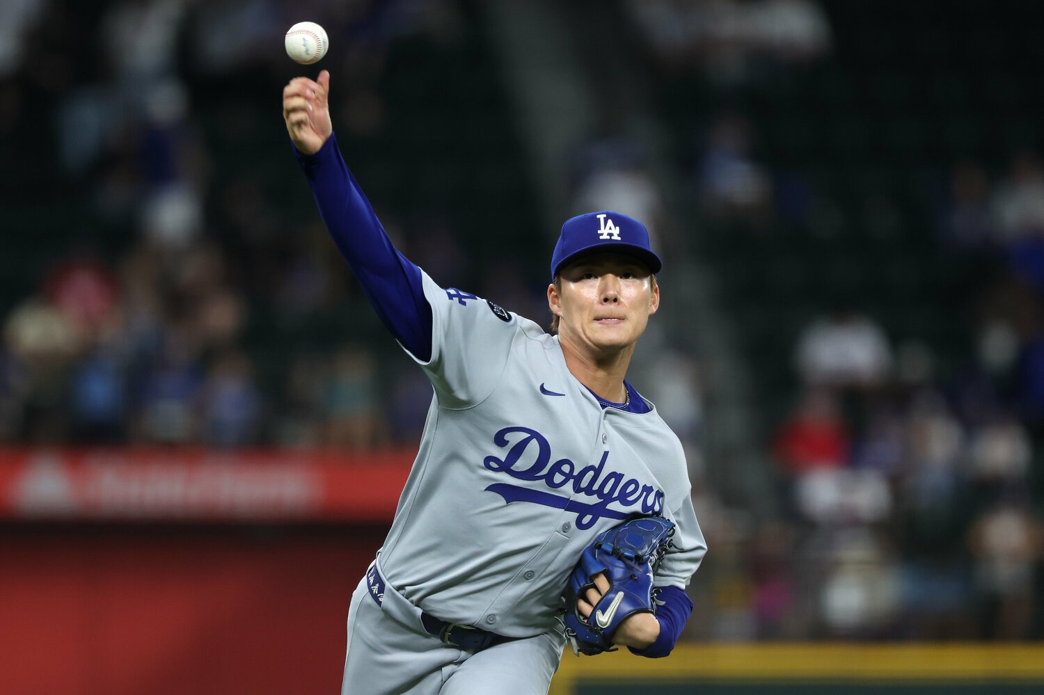 山本はレンジャーズ打線を完全に封じ込めた　©Getty Images