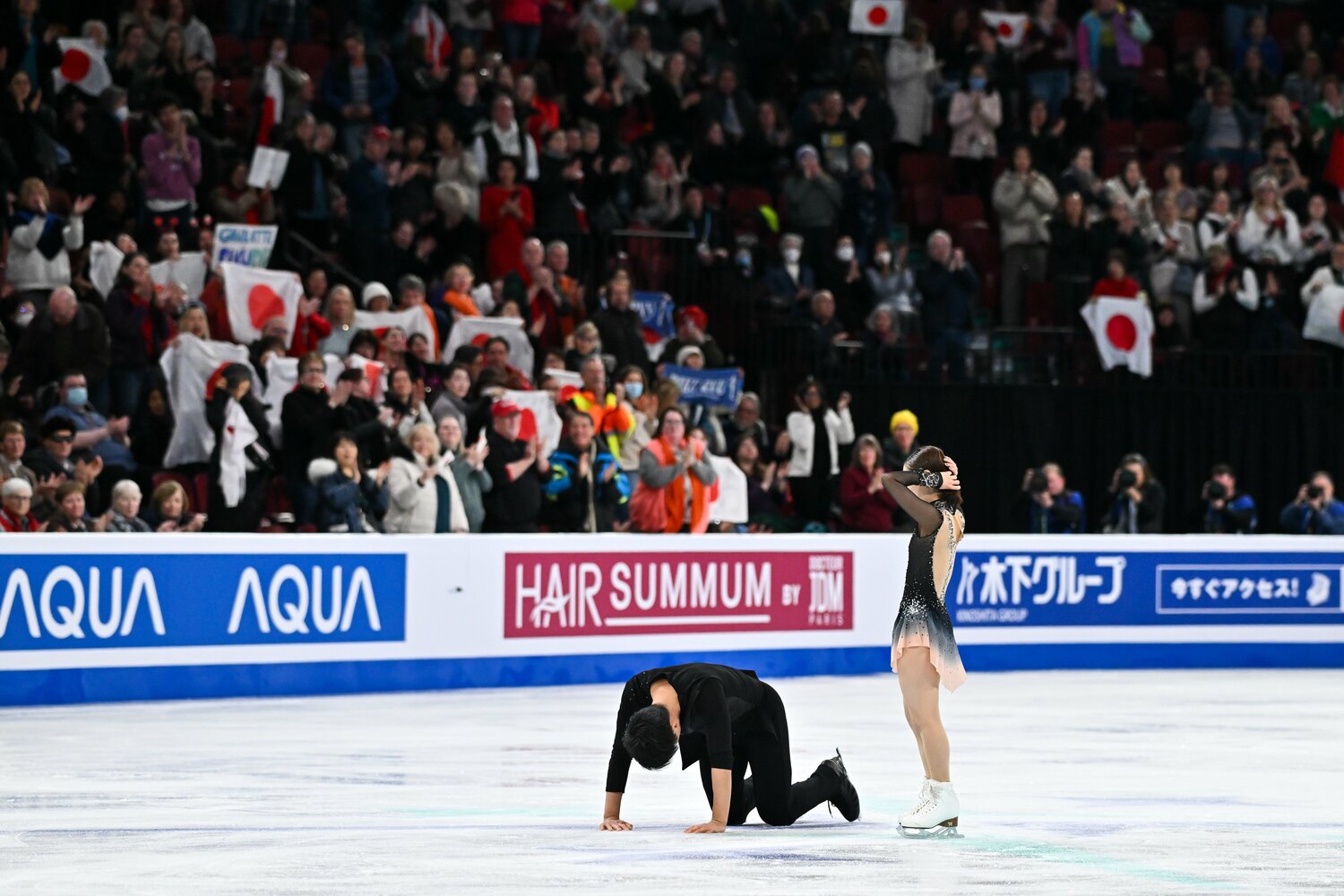 2024年、世界選手権の演技後のりくりゅう。表彰式を待つまでの間に、倒れ込んでいた ©Getty Images