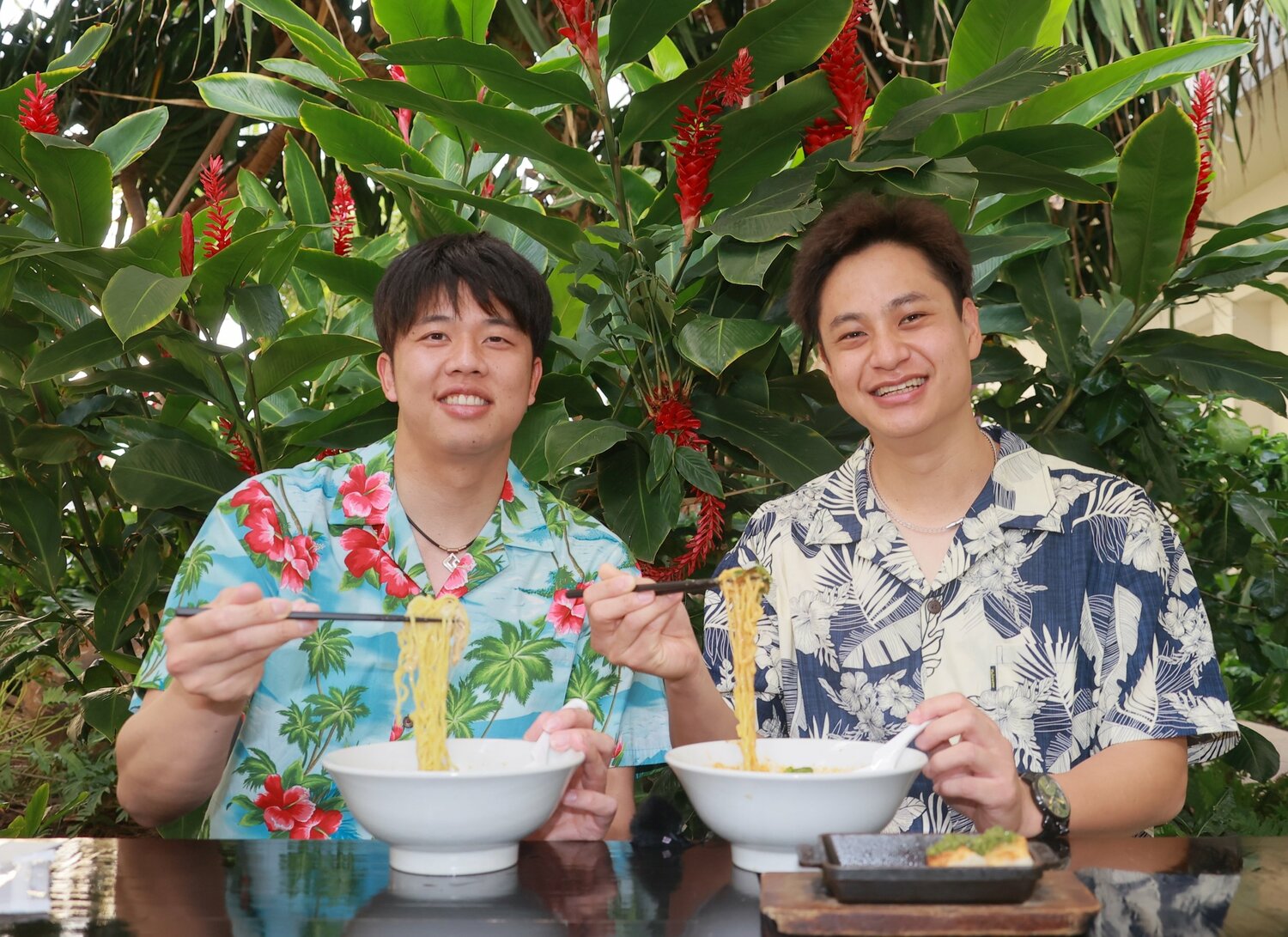 才木浩人（左）と優勝旅行で訪れたハワイで好物のラーメンを食べる大竹耕太郎　©︎Sankei Shimbun