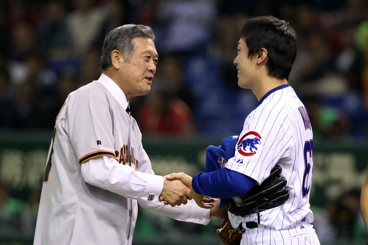 2014年の日米野球で和田毅と握手する村上さん　©Getty Images