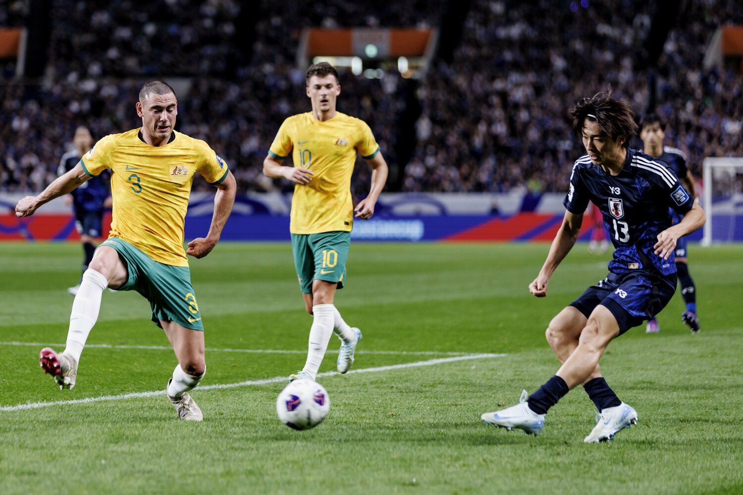 オウンゴールを誘発するなど、中村敬斗の投入は大きかった　©Kiichi Matsumoto