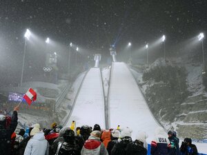 「30分で助走のレールもきれいにできたのに」五輪スキージャンプ“異例の打ち切り”はなぜ起きた? 代表コーチに聞いた本音と「五輪の特殊事情」とは