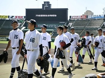 高校生ドラフト候補が躍動。甲子園での合同練習会に早くも「来年もあるべき」の声。＜Number Web＞ photograph by Kyodo News