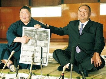 新関脇と小結の活躍が博多っ子を熱狂させるか。~逸ノ城、碧山、勢が挑む九州場所~<Number Web> photograph by KYODO