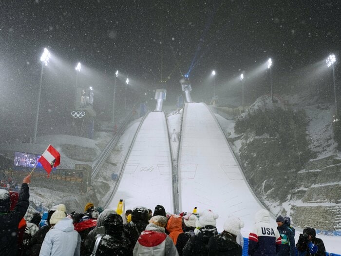 「30分で助走のレールもきれいにできたのに」五輪スキージャンプ“異例の打ち切り”はなぜ起きた？ 代表コーチに聞いた本音と「五輪の特殊事情」とは＜Number Web＞ photograph by Tsutomu Kishimoto/JMPA
