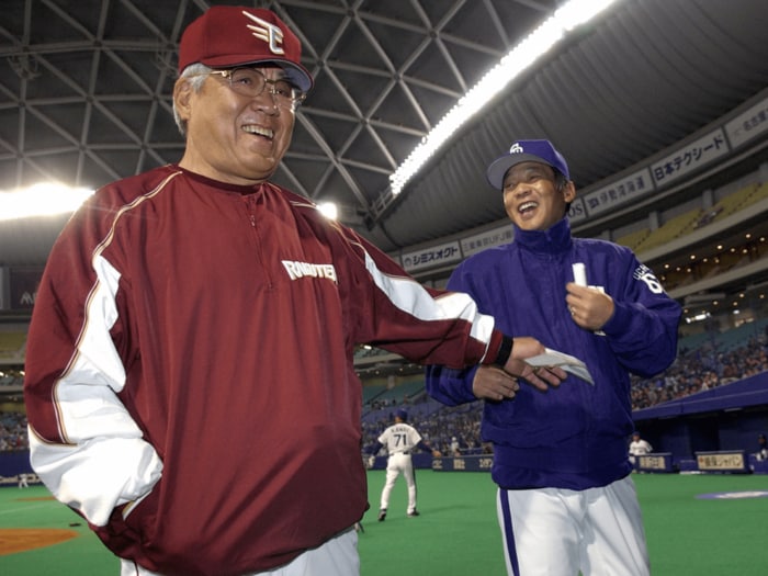 「トレードに出した甲斐があった」落合博満が微笑みながら握手を…野村克也と共通の教え「考える」「とにかく練習」は今も元首位打者・鉄平の心に<Number Web> photograph by Sankei Shimbun