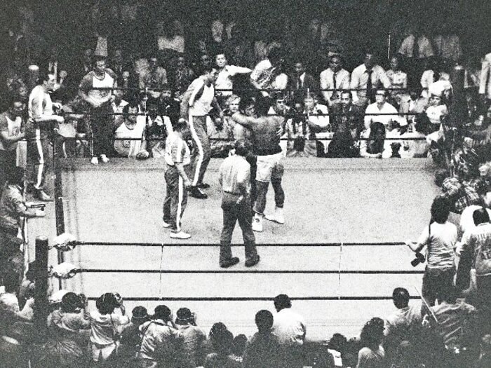 アントニオ猪木vsモハメド・アリは「世紀の茶番劇」だったのか？ 酷評の裏で芽生えた“不思議な友情”「アリは俺と2人だけの時は…」＜Number Web＞ photograph by Essei Hara