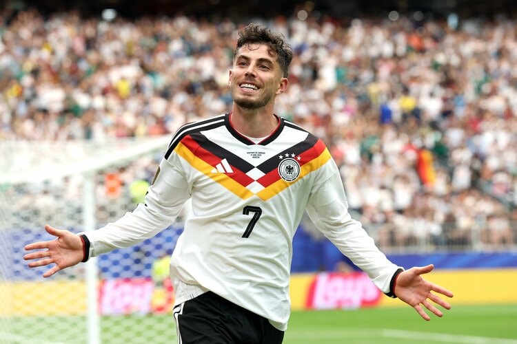 スペイン代表 選手用ユニフォーム ドイツW杯予選仕様 カッコよくない…」W杯ユニフォーム“ワースト3カ国”を人気スタイリスト
