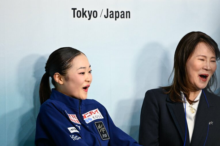 合計点自己ベストの231.32点を出し、浜田美栄コーチ（右）とこのこの表情　©️Asami Enomoto