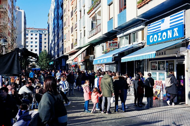 スタジアム近くの広場にはたくさんのソシエダサポーターの姿が　©Daisuke Nakashima