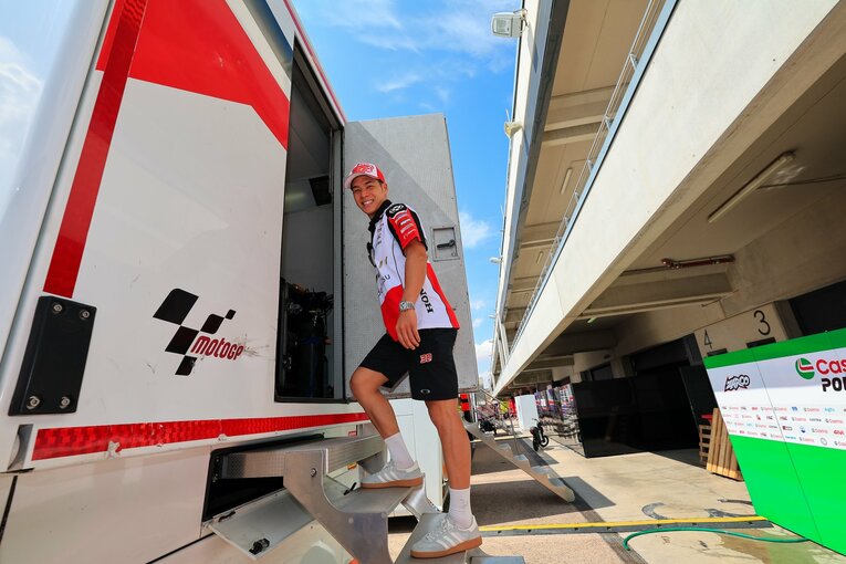 今季のアラゴンGPで笑顔を見せる中上　©Satoshi Endo