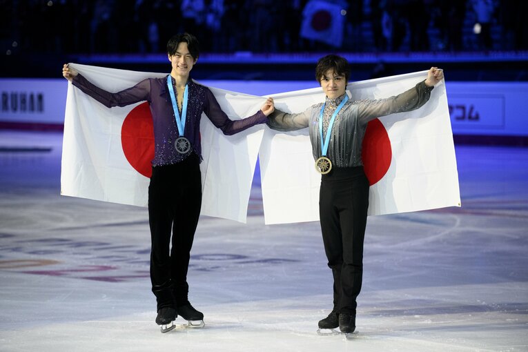 GPファイナルの表彰式で並ぶ2人　©Asami Enomoto