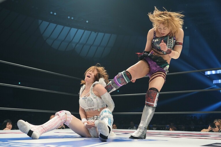 岩谷麻優の背中にキックを入れる朱里　©Essei Hara