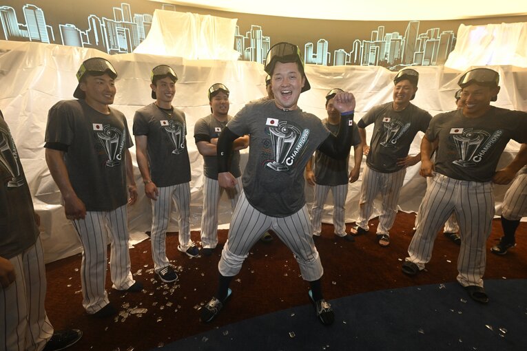 話題となった牧秀悟の謎のダンス、二宮和也にもその踊りが注目された　代表撮影　