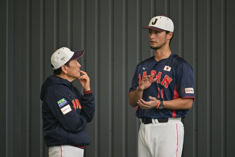 栗山監督と話すダルビッシュ　©︎HIdeki Sugiyama