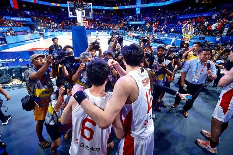 ベネズエラ後の取材に応じる比江島と渡邊。彼らは日本バスケの歴史を背負って戦っている　©FIBA