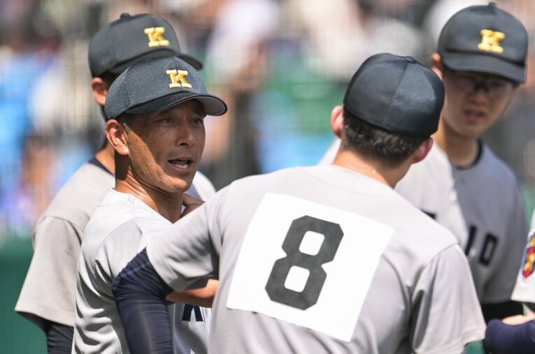 【比較…2023年の慶応】選手にフラットな目線で話しかける慶応の森林貴彦監督。なぜ選手に「監督」と呼ばせないのか、その理由とは――。　©Nanae Suzuki