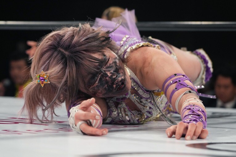 小波のスプレー攻撃で顔面を真っ黒に染めた中野たむ　©Essei Hara