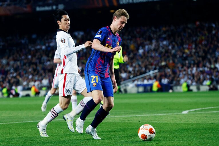 「初めて日本人がバルサのカンプノウで勝利」歴史的瞬間を撮った… 鎌田大地のアシストと献身に感動した理由〈長谷部誠も出場〉(23)