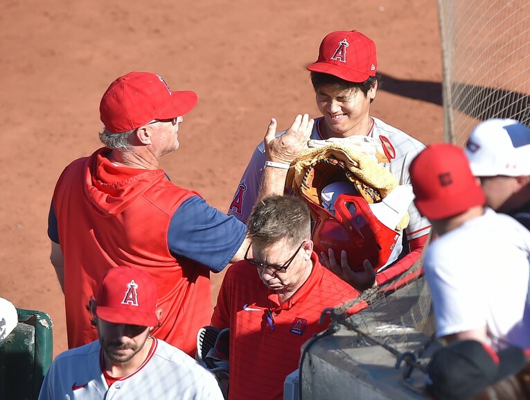 大谷を熱いハグでねぎらうネビン監督（1枚目／2枚）　©JIJI PRESS
