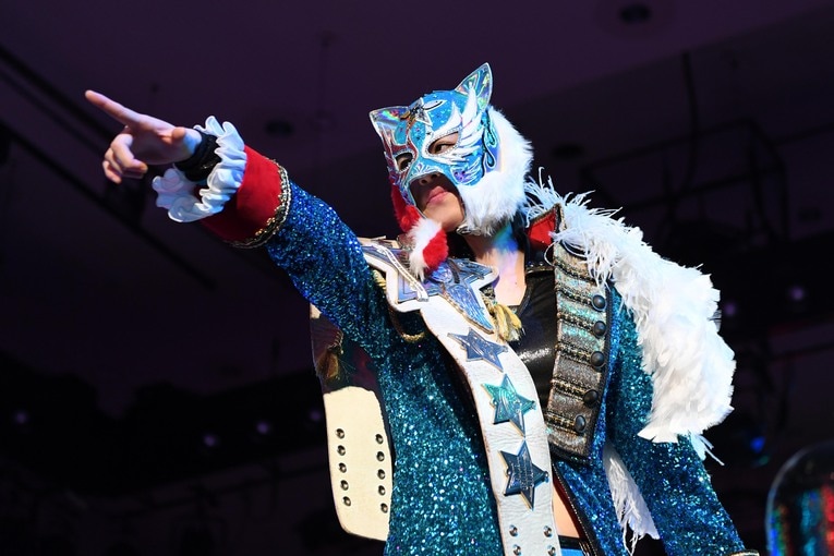 マスク姿で入場する岩谷麻優。2017年6月21日、後楽園ホール　©Essei Hara