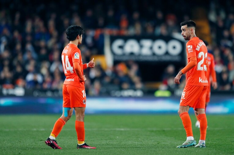 〈久保建英ソシエダ月間MVP〉敵地で憎まれるのは名が知れた証拠だが…「クボへの徹底マーク」と“1枚も撮れなかったシーン”とは(26)