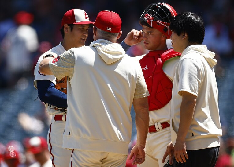 肘の異変を訴えた大谷翔平。水原一平通訳（右）も心配そうに見つめる　©︎Getty Images