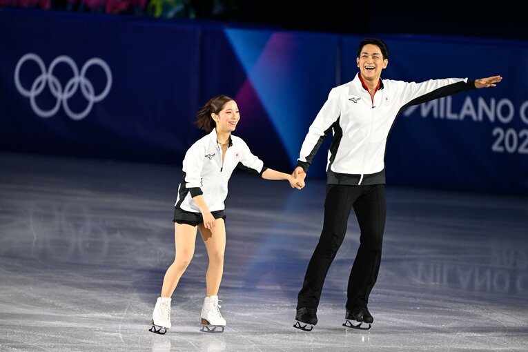 団体戦ショートの前に笑顔で観客に応えるりくりゅうペア　©️Asami Enomot / JMPA