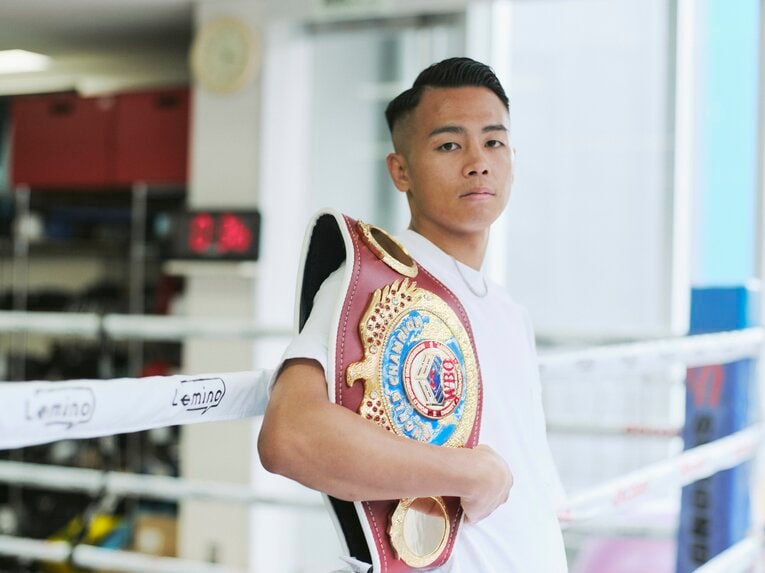 大橋ジムで取材に応じるWBO世界バンタム級王者の武居由樹（2024年） ©Yuki Suenaga