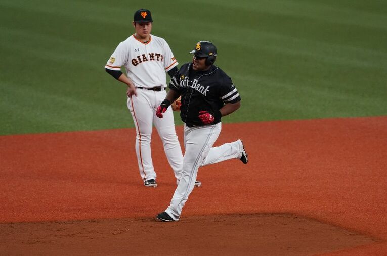 7回1死満塁でダメ押しの満塁本塁打を放ったデスパイネ ／ photograph by Hideki Sugiyama
