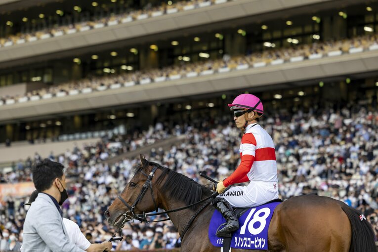 2年ぶりに2万人を超える観客が現地で見守った一戦。ダノンスコーピオンが首差の決着でGI初制覇