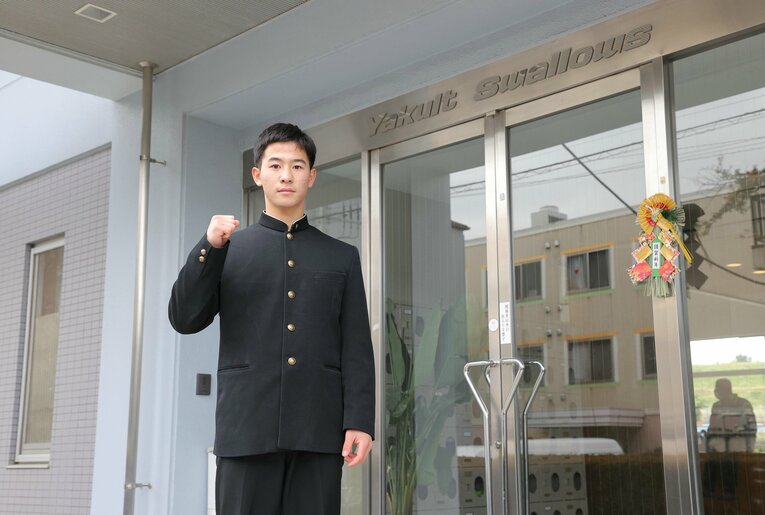 昨年1月、ヤクルト戸田寮に入寮するときの内山（星稜高）　©JIJI PRESS