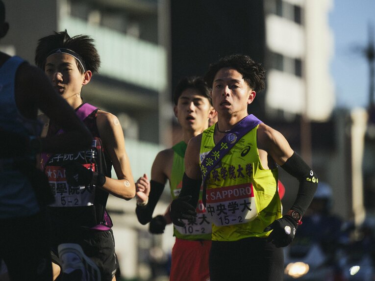 【史上最速2区】集団で走る国学院大の平林　©Yuki Suenaga