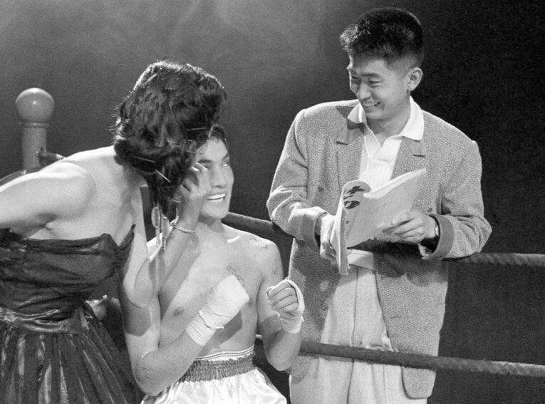 映画『若い獣』の撮影で、主演の久保明らと談笑する石原　©毎日新聞社／AFLO