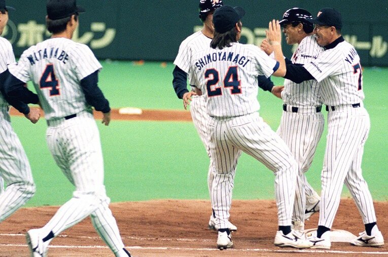 サヨナラ劇を演出した落合に駆け寄る下柳剛（24番）ら日本ハムナイン　©Kyodo News