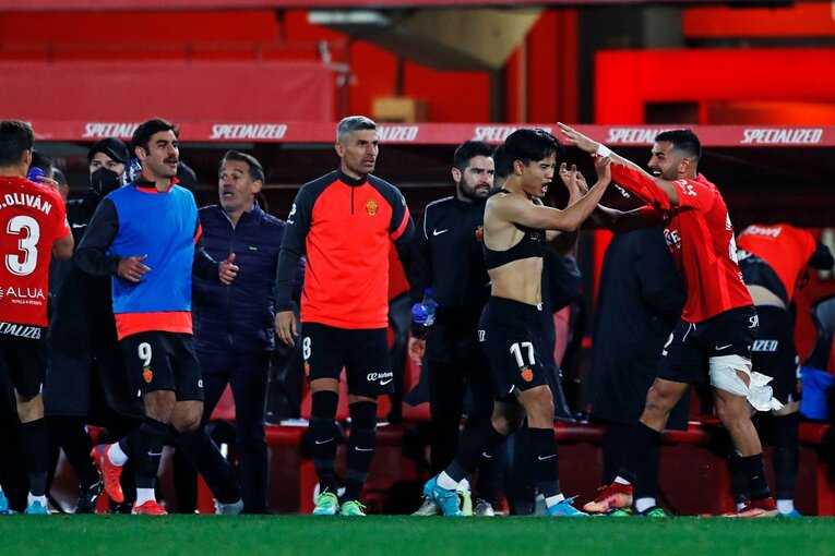 久保建英の“劇的決勝ゴール後に消えた疾走”は「客席に飛び込みたかったけど高すぎて無理」だった？《カメラマンが見た真相》(44)