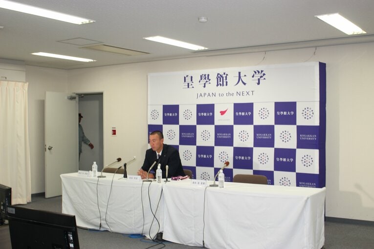 16時40分、ドラフト会議が始まる10分前。ひとり着席する村田　©Number Web