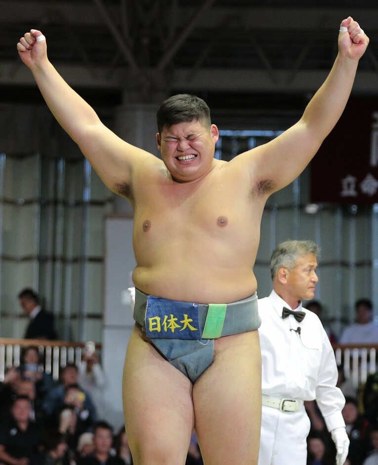 2019年全国学生相撲選手権大会個人戦で優勝し、喜ぶ日体大1年時の大の里（中村泰輝）　©JIJI PRESS