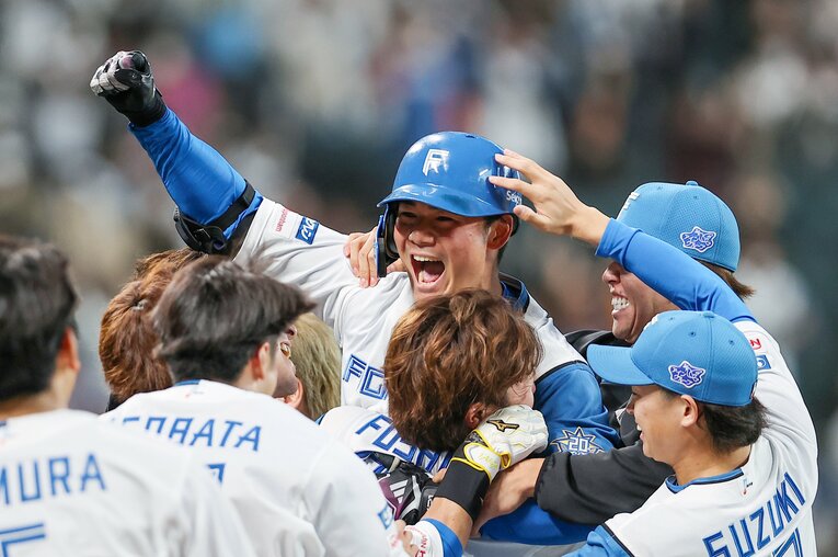 今年4月の楽天戦でサヨナラ打を放ち、チームメイトに祝福される清宮　©︎JIJI PRESS