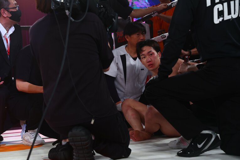 試合後もしばらく立ち上がることができなかった　©RISE CREATION