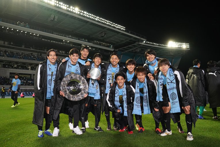 2020年J1第29節ガンバ大阪戦で5ー0と快勝し、J1最速優勝を決めた川崎フロンターレ。この試合を境に田中（右）の少しずつ心につっかえていたものが薄まっていく　©︎J.LEAGUE