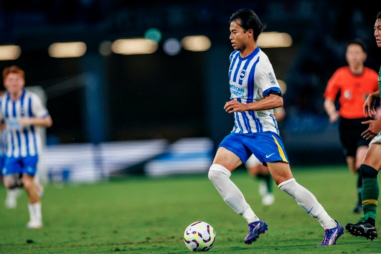 日本ツアーで三笘が見せた「ヒールターンからの必殺ドリブル突破とアウトサイドシュート」（全15枚）©Kiichi Matsumoto