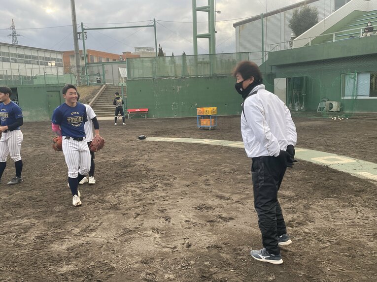 選手に話しかける佐藤監督。アドバイスも「さりげなさ」が目立つ　©Hideaki Ujihara