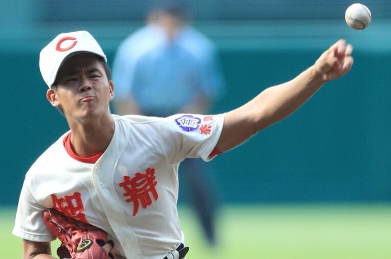 21日の横浜高校戦では、8回を無失点で抑えた智辯学園の西村王雅投手。最大の武器は、球速差40キロのスローカーブだ ／ photograph by JIJI PRESS