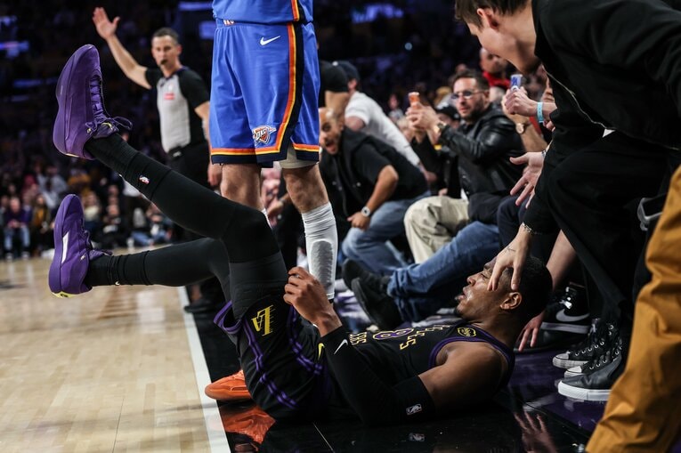 サンダー戦でファウルを受けながらも、3ポイントを決める八村塁　©︎Robert Gauthier/Los Angeles Times via Getty Images