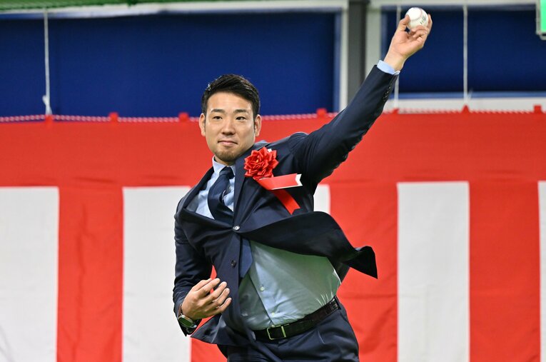 自身がプロデュースした野球施設「King of the Hill」のオープニングセレモニーで始球式をする菊池雄星投手 ／ photograph by KYODO