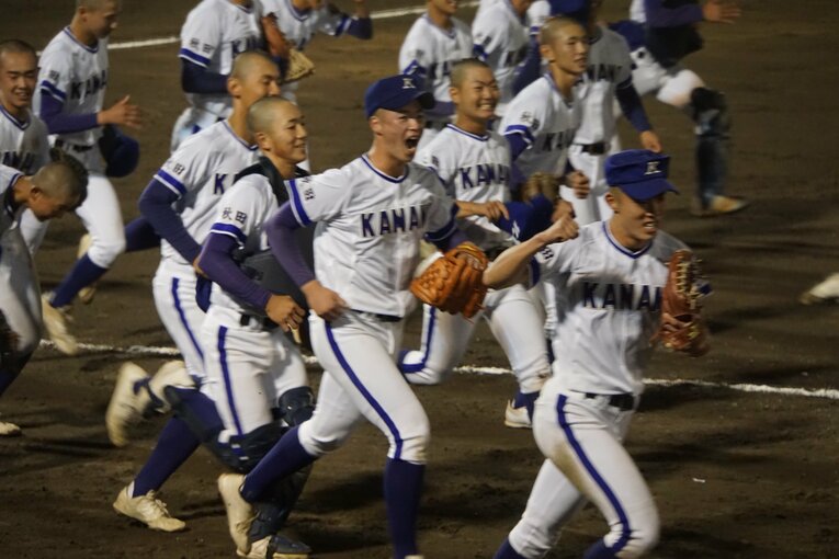 金足農ナイン。「五厘刈りは選手で決めた」　©Kei Nakamura