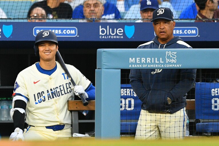 試合中の大谷とロバーツ監督　©Getty Images
